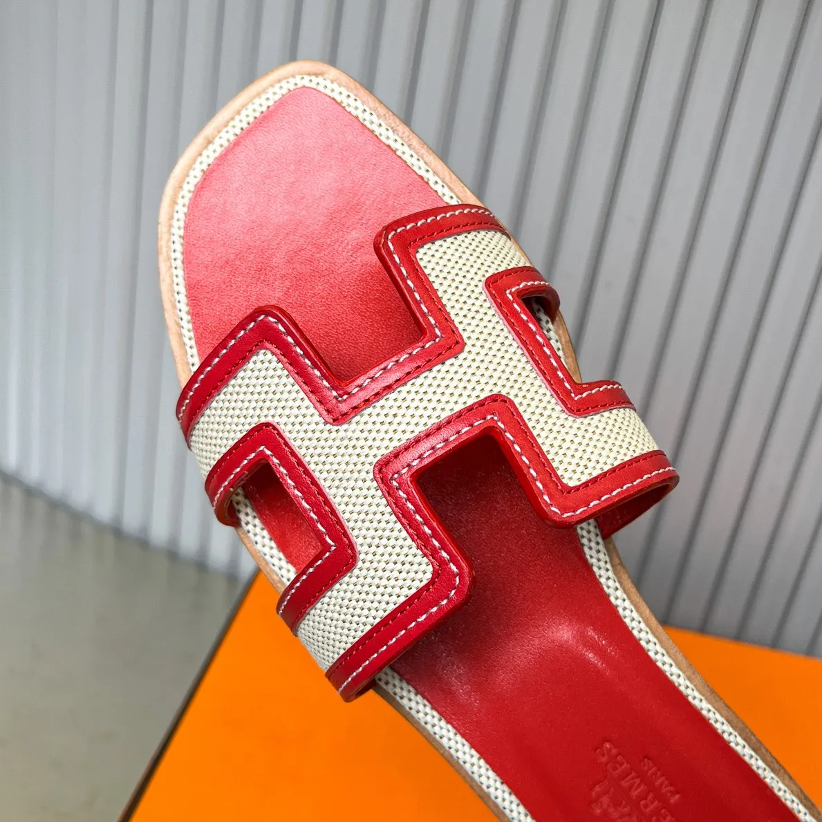 👟👟Ex-factory price 480👟👟 New style in early spring, splicing technology, new revision (Hermès), upgraded packaging, upgraded version and workmanship materials. Hermes®🔴The highest version of handmade shoes on the market ✨✨ Top product Hermès slippers🐎 —————————— The new model in early spring is the same as the original version, handmade by masters! ❥High-end customization, exclusive products, the highest version in the industry⚠❥Using: Hermers upper: Italian imported cowhide + original custom-grade Australian sheepskin feet + genuine leather outsole (pursuing top walking comfort) ✨~~〰〰〰〰❥ Packaging: ✔🚦Pay attention to the packaging➰Top-level exclusive box 〰The original top quality is on sale━━━━Hermes━━━━━ size: 35-40 (34.41.42 custom-made, non-refundable)